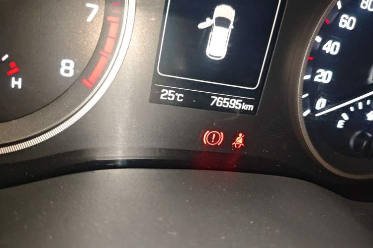 Used Hyundai Tucson 2015 1.6T Dual-Clutch All-Wheel-Drive Premium Model Odometer Close Up