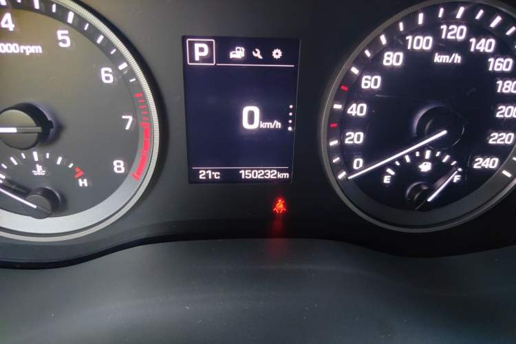 Used Hyundai Tucson 2015 1.6T Dual-Clutch Two-Wheel-Drive Smart Model Odometer Close Up