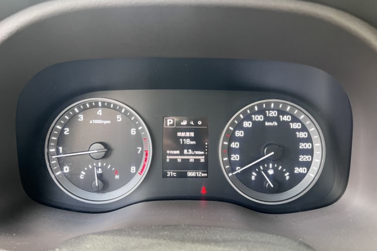 Used Hyundai Tucson 2015 1.6T Dual-Clutch Two-Wheel-Drive Smart Model Odometer Close Up
