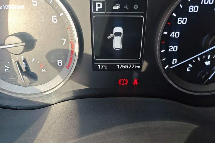 Used Hyundai Tucson 2015 1.6T Dual-Clutch Two-Wheel-Drive Leading Model Odometer Close Up