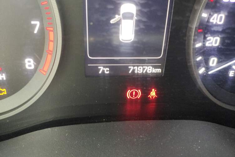 Used Hyundai Tucson 2015 1.6T Dual-Clutch Two-Wheel-Drive Smart Model Odometer Close Up
