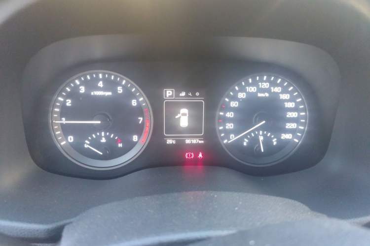 Used Hyundai Tucson 2015 1.6T Dual-Clutch Two-Wheel-Drive Smart Model Odometer Close Up