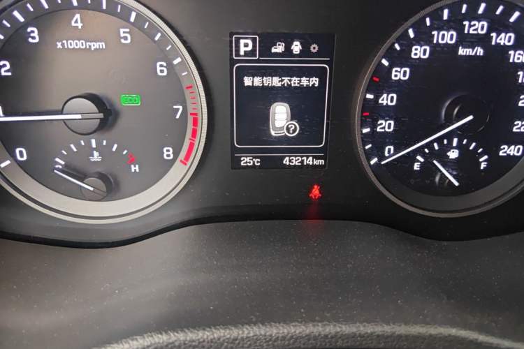 Used Hyundai Tucson 2015 1.6T Dual-Clutch Two-Wheel-Drive Smart Model Odometer Close Up
