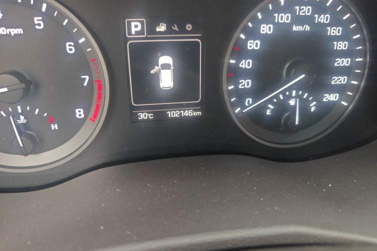 Used Hyundai Tucson 2015 1.6T Dual-Clutch Two-Wheel-Drive Smart Model Odometer Close Up