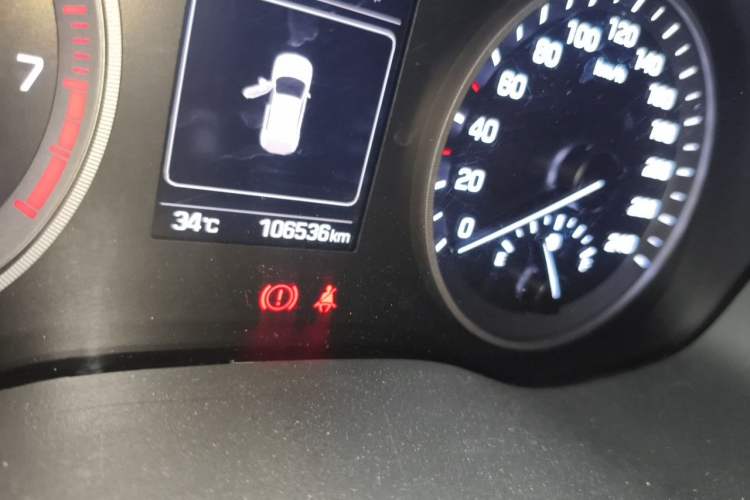 Used Hyundai Tucson 2015 1.6T Dual-Clutch Two-Wheel-Drive Smart Model Odometer Close Up