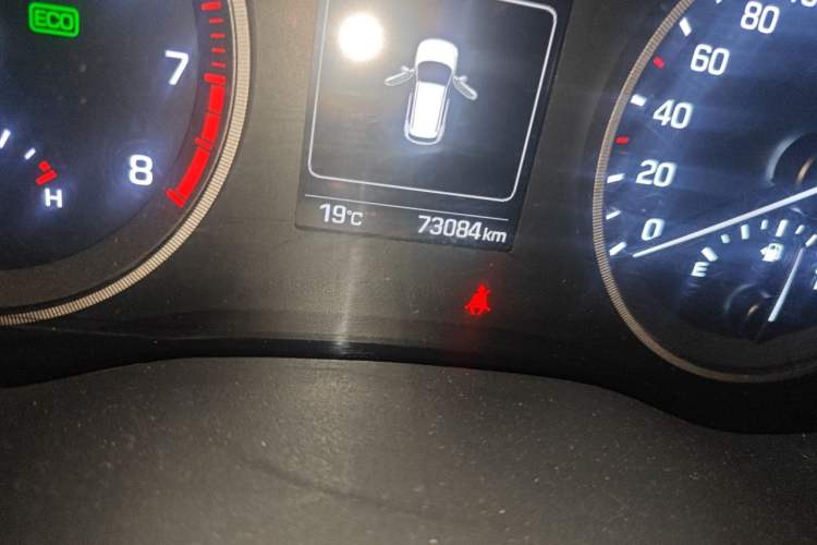 Used Hyundai Tucson 2015 1.6T Dual-Clutch Two-Wheel-Drive Smart Model Odometer Close Up