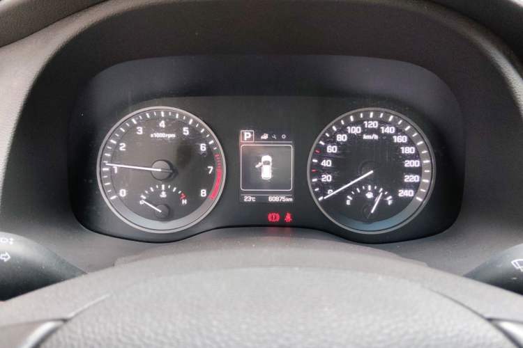 Used Hyundai Tucson 2015 2.0L Automatic Two-Wheel Drive Smart Version Odometer Close Up