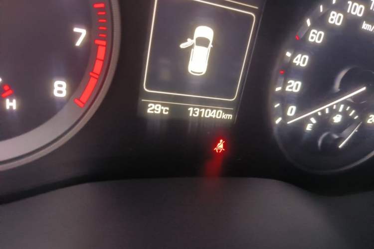 Used Hyundai Tucson 2015 1.6T Dual-Clutch Two-Wheel-Drive Smart Model Odometer Close Up
