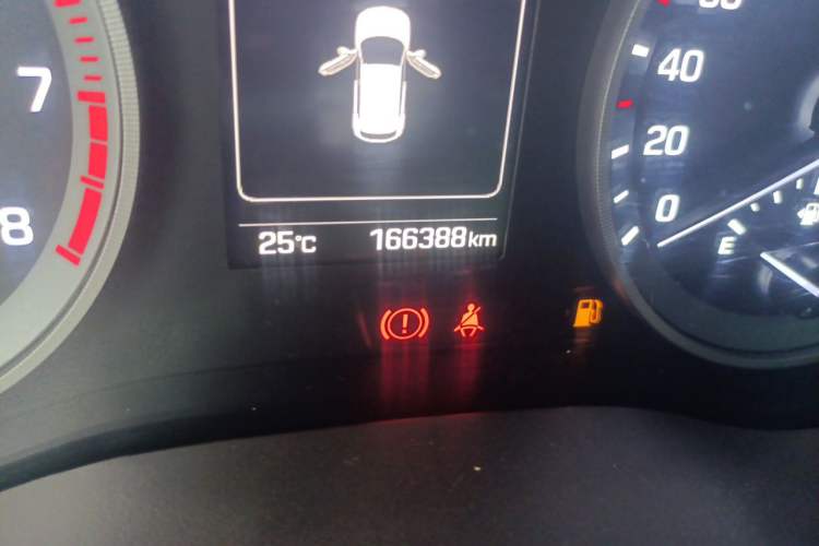 Used Hyundai Tucson 2015 1.6T Dual-Clutch Two-Wheel-Drive Smart Model Odometer Close Up