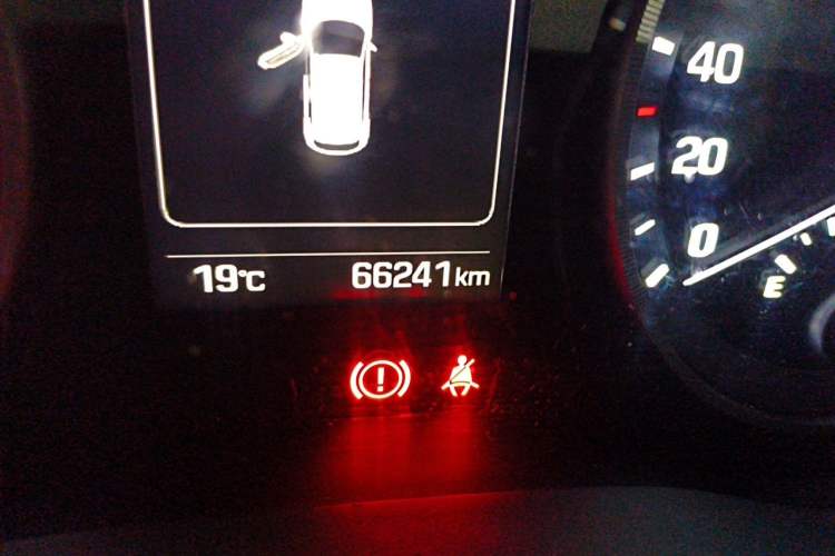 Used Hyundai Tucson 2015 1.6T Dual-Clutch Two-Wheel-Drive Smart Model Odometer Close Up
