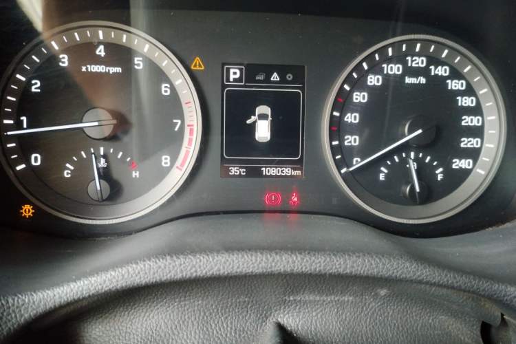 Used Hyundai Tucson 2015 1.6T Dual-Clutch Two-Wheel-Drive Smart Model Odometer Close Up