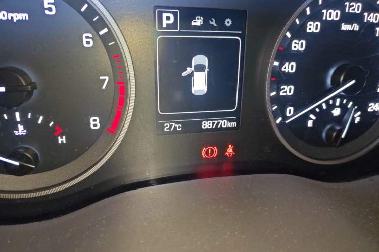 Used Hyundai Tucson 2015 1.6T Dual-Clutch Two-Wheel-Drive Smart Model Odometer Close Up