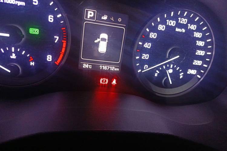 Used Hyundai Tucson 2015 1.6T Dual-Clutch Two-Wheel-Drive Smart Model Odometer Close Up