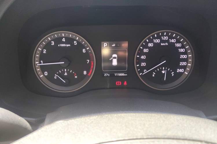 Used Hyundai Tucson 2015 2.0L Automatic Two-Wheel Drive Smart Version Odometer Close Up