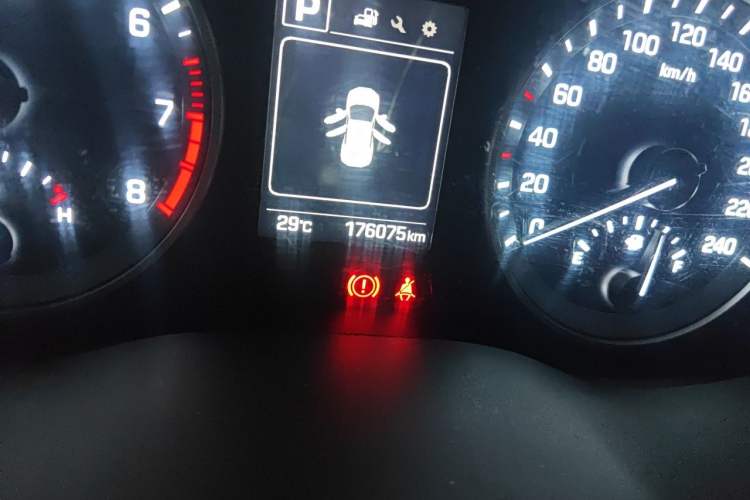 Used Hyundai Tucson 2015 1.6T Dual-Clutch Two-Wheel-Drive Leading Model Odometer Close Up