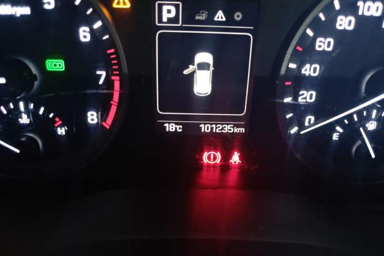 Used Hyundai Tucson 2015 1.6T Dual-Clutch Two-Wheel-Drive Smart Model Odometer Close Up