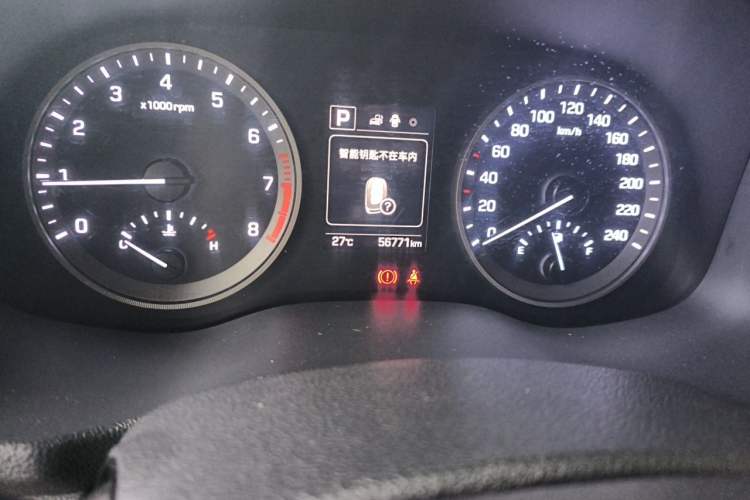 Used Hyundai Tucson 2015 1.6T Dual-Clutch Two-Wheel-Drive Smart Model Odometer Close Up