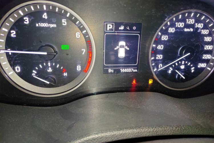 Used Hyundai Tucson 2015 1.6T Dual-Clutch Two-Wheel-Drive Smart Model Odometer Close Up