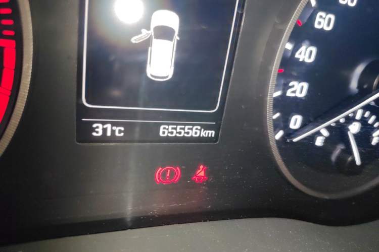 Used Hyundai Tucson 2015 1.6T Dual-Clutch Two-Wheel-Drive Smart Model Odometer Close Up