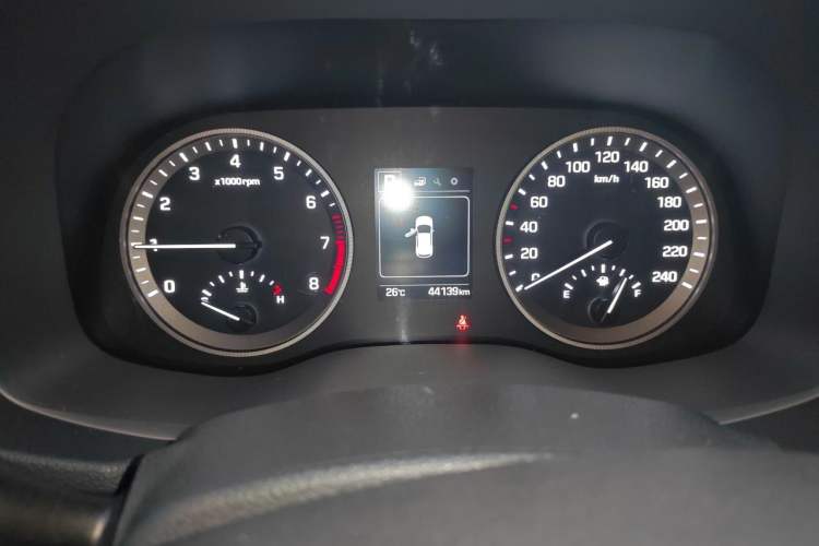 Used Hyundai Tucson 2015 1.6T Dual-Clutch Two-Wheel-Drive Comfort Model Odometer Close Up