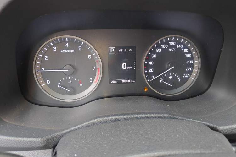 Used Hyundai Tucson 2015 1.6T Dual-Clutch Two-Wheel-Drive Smart Model Odometer Close Up