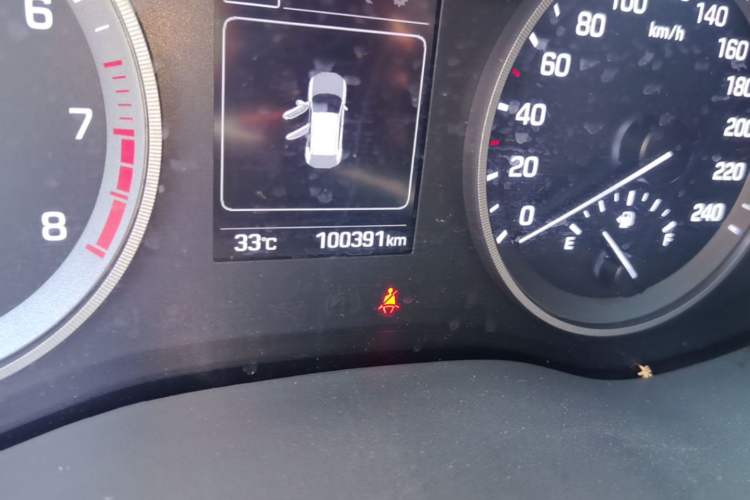 Used Hyundai Tucson 2015 1.6T Dual-Clutch Two-Wheel-Drive Smart Model Odometer Close Up