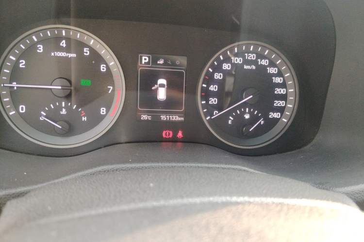 Used Hyundai Tucson 2015 1.6T Dual-Clutch Two-Wheel-Drive Smart Model Odometer Close Up