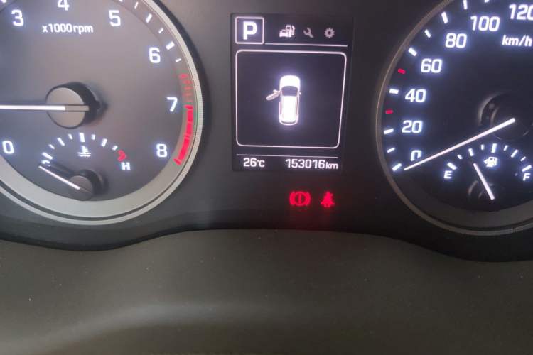 Used Hyundai Tucson 2015 1.6T Dual-Clutch Two-Wheel-Drive Smart Model Odometer Close Up