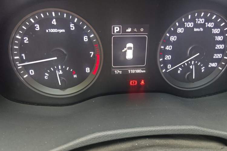 Used Hyundai Tucson 2015 1.6T Dual-Clutch Two-Wheel-Drive Smart Model Odometer Close Up