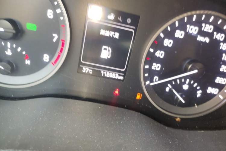 Used Hyundai Tucson 2015 1.6T Dual-Clutch Two-Wheel-Drive Smart Model Odometer Close Up