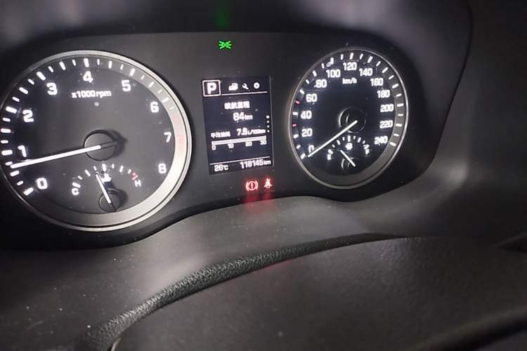 Used Hyundai Tucson 2015 1.6T Dual-Clutch Two-Wheel-Drive Leading Model Odometer Close Up
