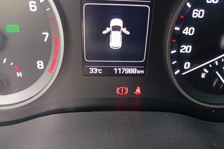 Used Hyundai Tucson 2015 1.6T Dual-Clutch Two-Wheel-Drive Smart Model Odometer Close Up