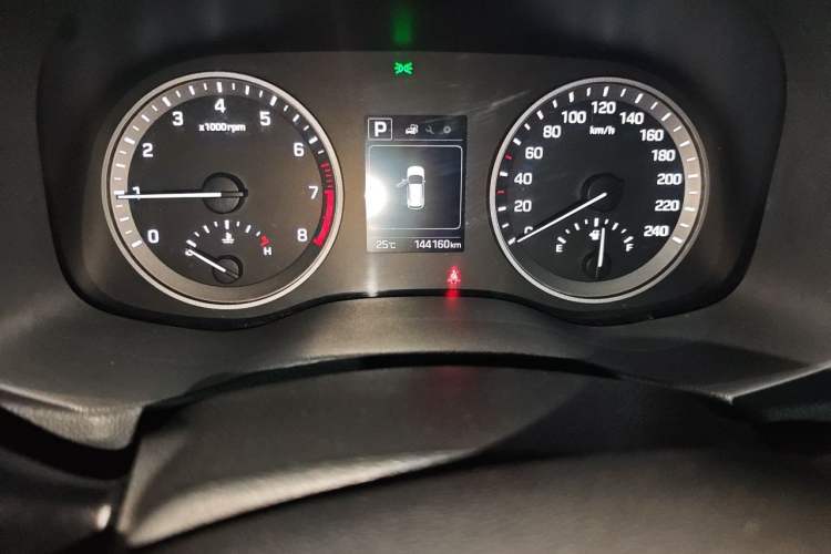 Used Hyundai Tucson 2015 1.6T Dual-Clutch Two-Wheel-Drive Smart Model Odometer Close Up