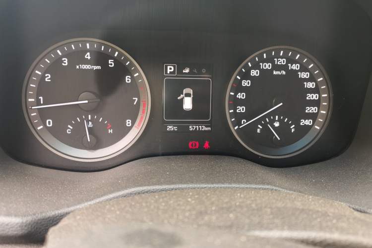 Used Hyundai Tucson 2015 1.6T Dual-Clutch Two-Wheel-Drive Smart Model Odometer Close Up
