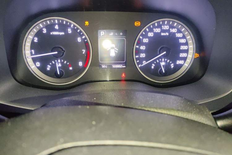 Used Hyundai Tucson 2015 1.6T Dual-Clutch Two-Wheel-Drive Smart Model Odometer Close Up