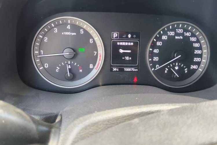 Used Hyundai Tucson 2015 1.6T Dual-Clutch Two-Wheel-Drive Smart Model Odometer Close Up