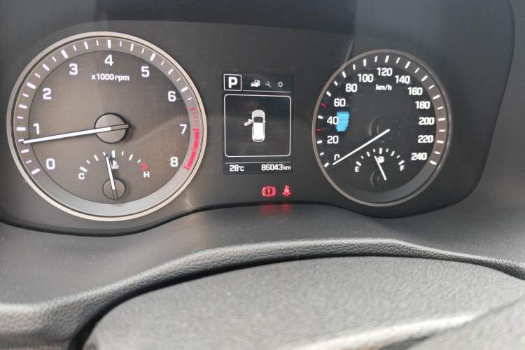 Used Hyundai Tucson 2015 1.6T Dual-Clutch Two-Wheel-Drive Smart Model Odometer Close Up