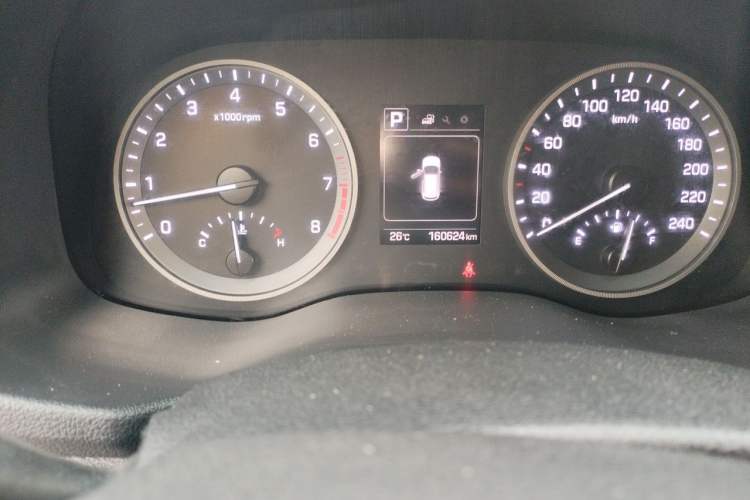 Used Hyundai Tucson 2015 1.6T Dual-Clutch Two-Wheel-Drive Smart Model Odometer Close Up