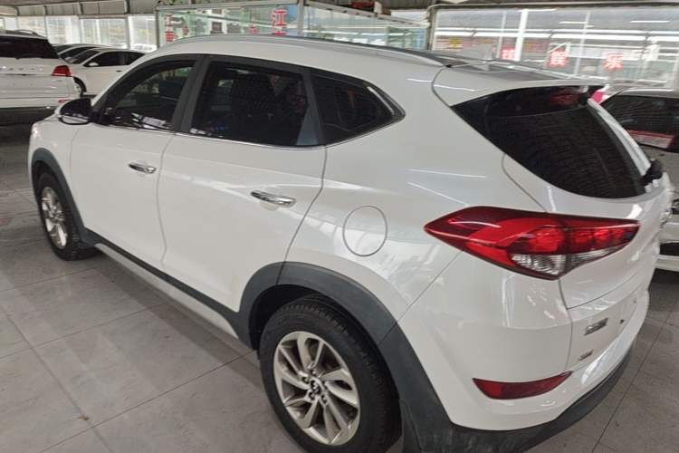 Used Hyundai Tucson 2015 2.0L Automatic Two-Wheel Drive Smart Version Rear Left 45 Deg