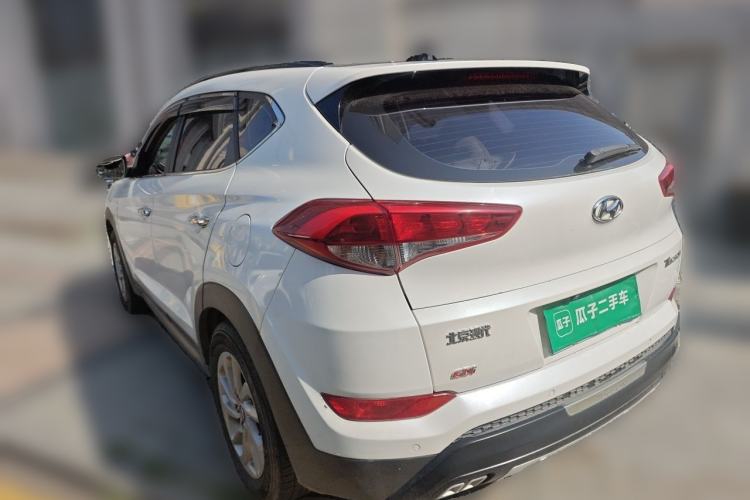 Used Hyundai Tucson 2015 2.0L Automatic Two-Wheel Drive Smart Version Rear Left 45 Deg