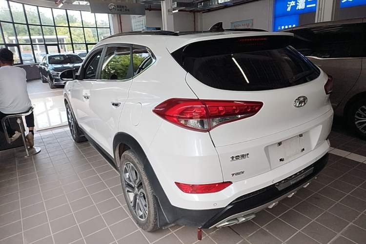 Used Hyundai Tucson 2015 1.6T Dual-Clutch Two-Wheel-Drive Leading Model Rear Left 45 Deg