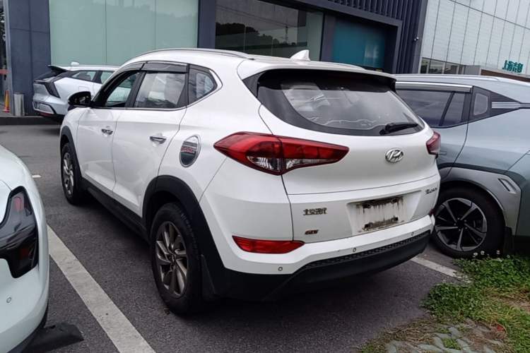 Used Hyundai Tucson 2015 2.0L Automatic Two-Wheel Drive Smart Version Rear Left 45 Deg