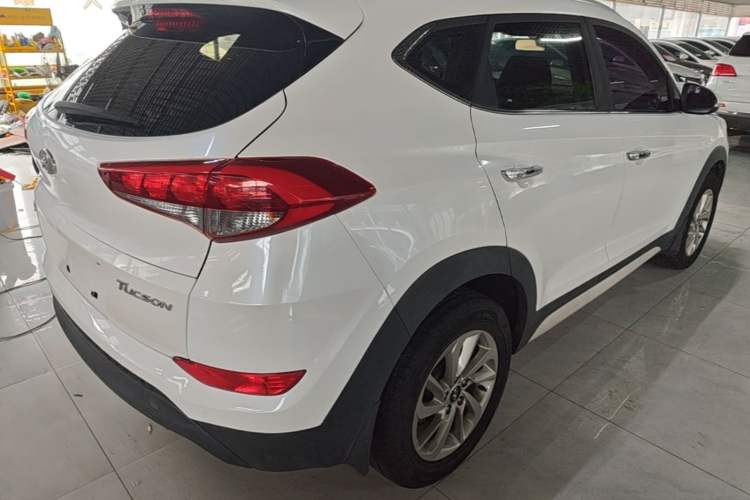Used Hyundai Tucson 2015 2.0L Automatic Two-Wheel Drive Smart Version Rear Right 45 Deg
