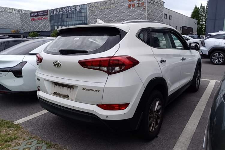 Used Hyundai Tucson 2015 2.0L Automatic Two-Wheel Drive Smart Version Rear Right 45 Deg
