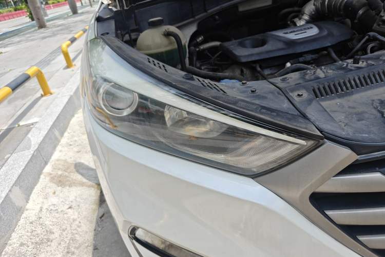 Used Hyundai Tucson 2015 1.6T Dual-Clutch Two-Wheel-Drive Leading Model Right Front Headlight