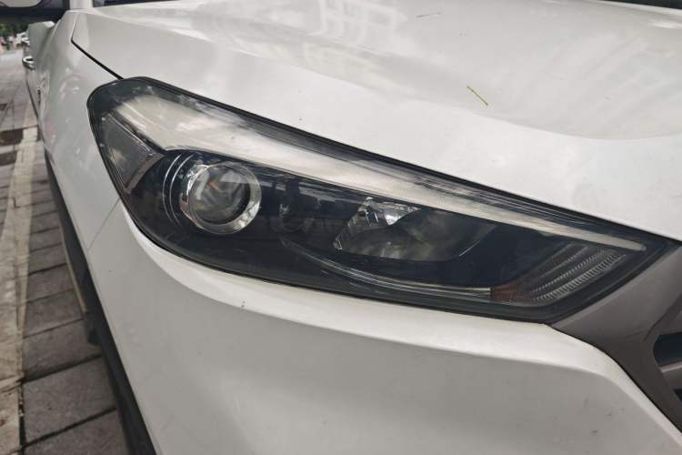 Used Hyundai Tucson 2015 1.6T Dual-Clutch Two-Wheel-Drive Smart Model Right Front Headlight
