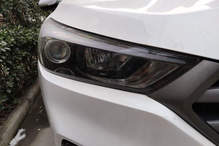Used Hyundai Tucson 2015 2.0L Automatic Two-Wheel Drive Smart Version Right Front Headlight