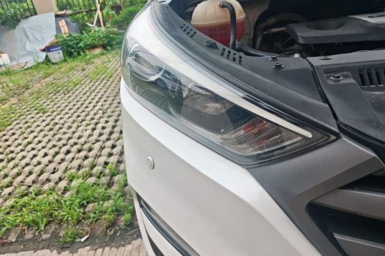 Used Hyundai Tucson 2015 1.6T Dual-Clutch Two-Wheel-Drive Leading Model Right Front Headlight