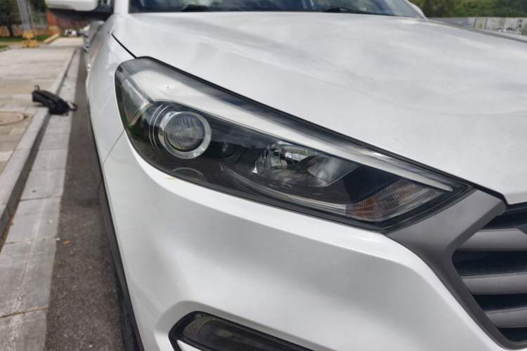 Used Hyundai Tucson 2015 1.6T Dual-Clutch Two-Wheel-Drive Smart Model Right Front Headlight