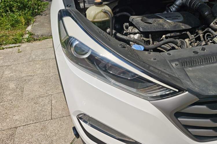 Used Hyundai Tucson 2015 1.6T Dual-Clutch Two-Wheel-Drive Smart Model Right Front Headlight